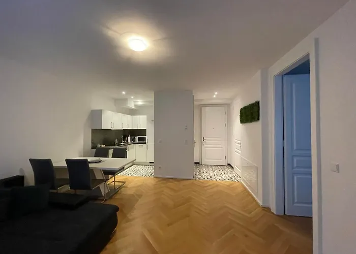 1St City La Opera Suites